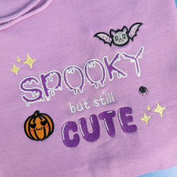 Sweat à capuche lilas avec broderie kawaii 'Spooky but still cute', chauve-souris et citrouille