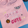 Sweat noir Halloween avec broderie mignonne : chauve-souris kawaii, citrouille et texte 'Spooky but still cute