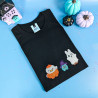 T-shirt manches courtes noir avec broderie kawaii : canard déguisé en citrouille, grenouille sorcière, lapin fantôme