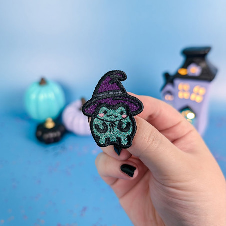 Pin's grenouille kawaii déguisée en sorcière pour Halloween