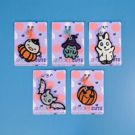 Lot de porte-clés brodés Halloween kawaii collection Spooky Cute avec Berry le fantôme, Waffle la citrouille, Pepper la sorcière