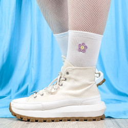 Chaussettes blanches brodées avec fleurs mignonnes lilas