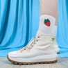 Chaussettes brodées avec fraise rouge