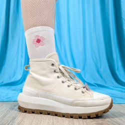 Chaussettes brodées avec fleur de sakura rose