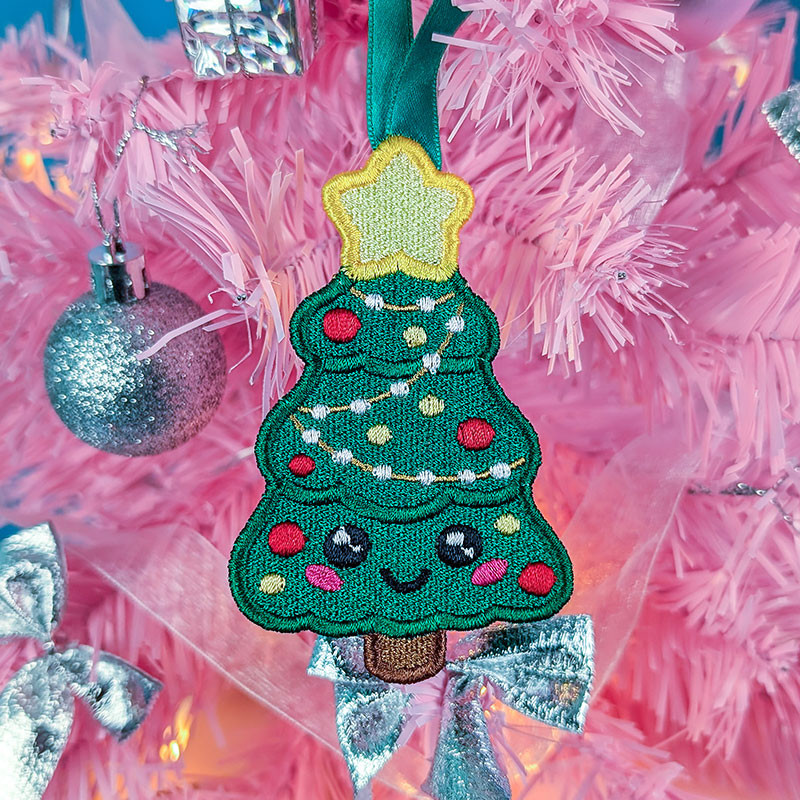 Motif broderie appliqué ITH sapin de Noël kawaii pour décorations festives