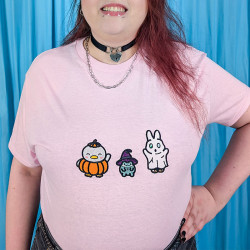 T-shirt oversize rose pastel brodé de personnages kawaii d'Halloween, disponibles de S à 5XL