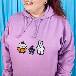 Sweat brodé Halloween kawaii lilas avec trio de personnages : lapin, canard et grenouille déguisés