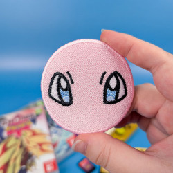 Patch brodé thermocollant rose pastel yeux de Mew