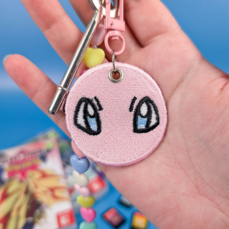 Porte-clés brodé rose pastel yeux de Mew fermoir mousqueton