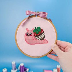 Broderie machine escargot kawaii rose avec fraise pour créations mignonnes