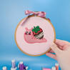 Broderie machine escargot kawaii rose avec fraise pour créations mignonnes