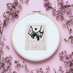 Téléchargez broderie Love Song lecteur musique et mains pour textile DIY