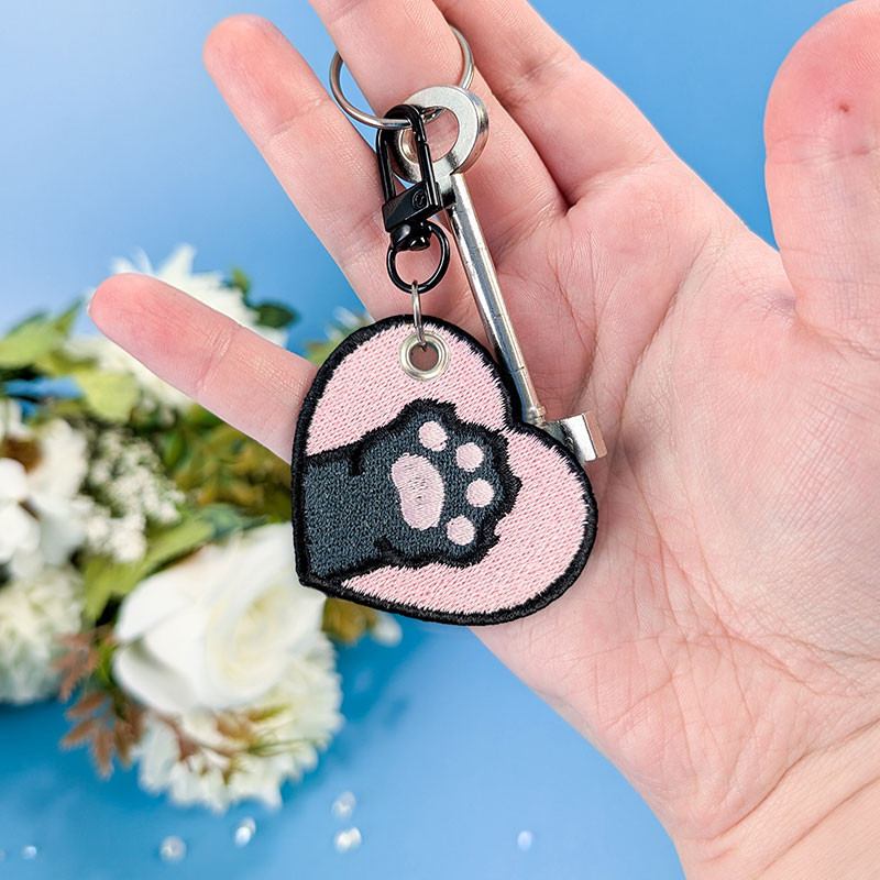 Porte-clés brodé personnalisable – CAT 🐱🧶