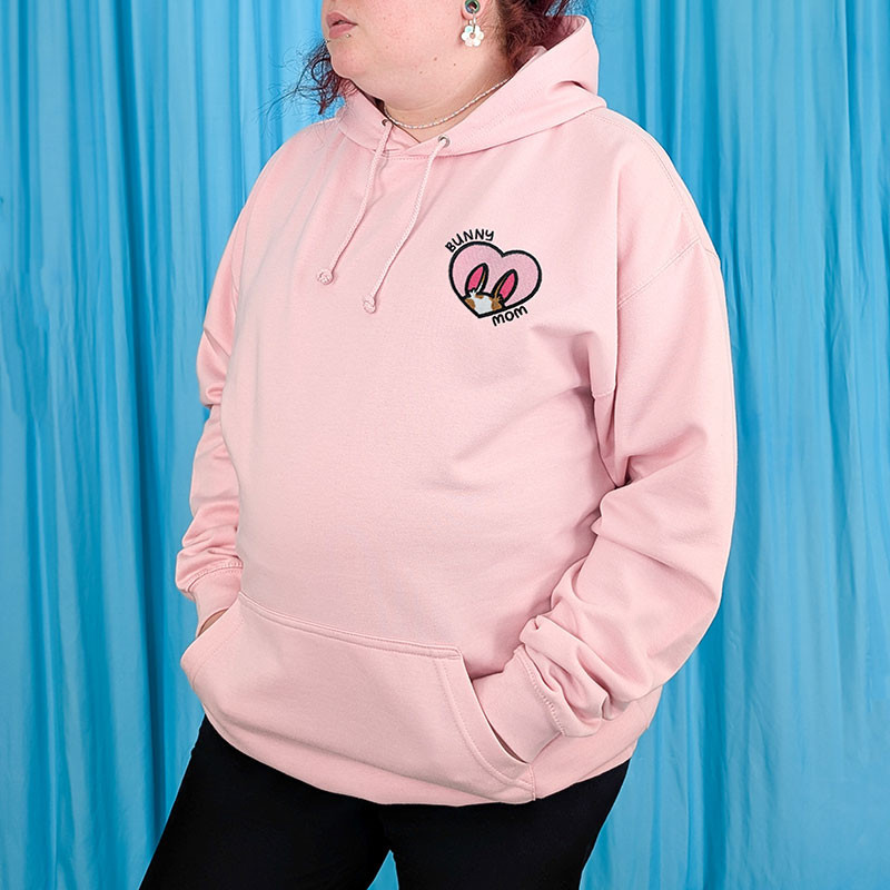 Hoodie brodé personnalisable - BUNNY MOM - à capuche unisexe 🐰🥕 Hoodie brodé personnalisable - BUNNY MOM - à capuche unisexe 🐰🥕