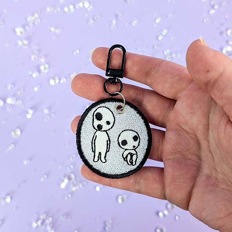 Porte-clés brodé - ESPRITS DES ARBRES 🌿✨ Porte-clés brodé - ESPRITS DES ARBRES 🌿✨