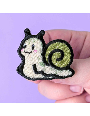 Pin's brodé - MOCHI L'ESCARGOT - Broderie pailletée 🐌