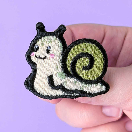 Pin's brodé - MOCHI L'ESCARGOT - Broderie pailletée 🐌