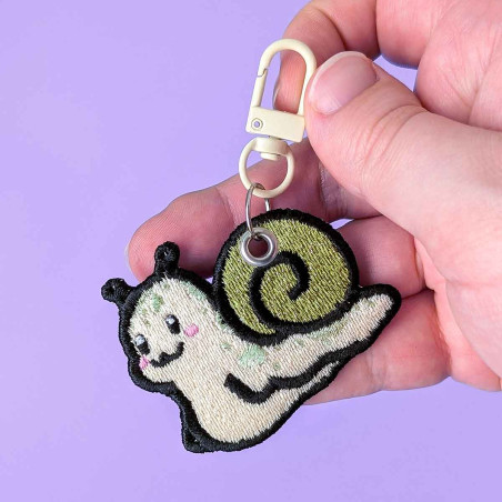 Porte-clés brodé – MOCHI L'ESCARGOT - broderie pailletée 🐌